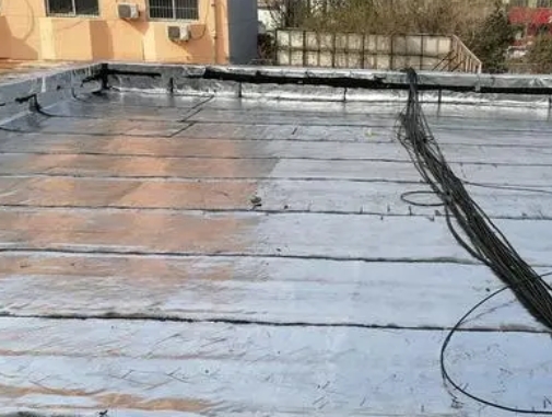 新县卫生间漏水维修公司分享下新县屋面楼顶防水刚性防水层施工要点。